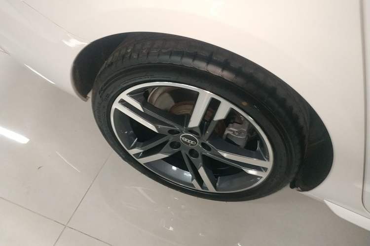 Used Audi A4L 2022 40 TFSI Stylish and Elegant Edition Right Rear Wheel Hub