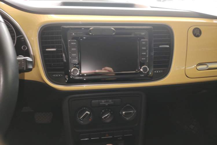 Used Volkswagen Beetle 2015 180TSI model Audio And AC Panel