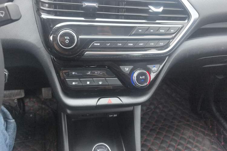 Used CHANGAN Alsvin 2019 1.5L DCT Comfort Model China VI Standard Audio And AC Panel