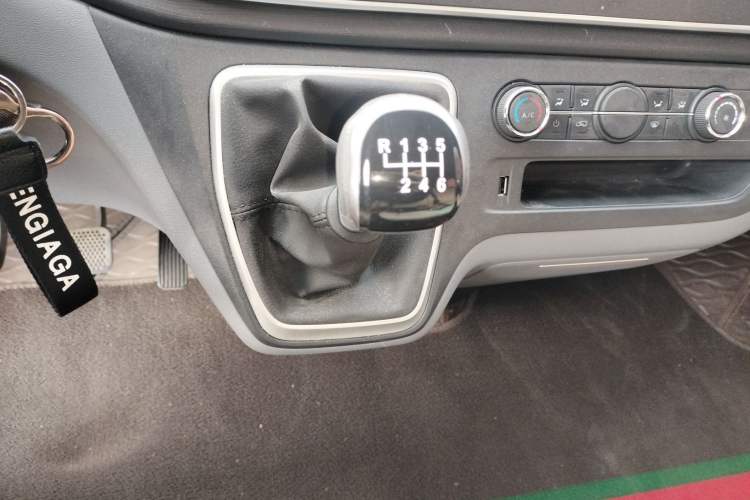 Used SAIC MAXUS Xintu V80 2024 Aotuntong 6MT Short-Wheelbase Ultra-Low Roof 127 Ps 5/6 Seats