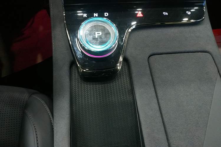 Used VOYAH PASSION 2024 PHEV Four-Wheel Drive Ultra-Long Range Flagship Model
