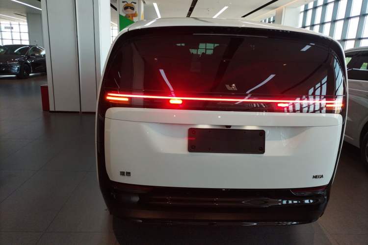 Used Li Auto MEGA 2025 Ultra Smart Refreshed Edition