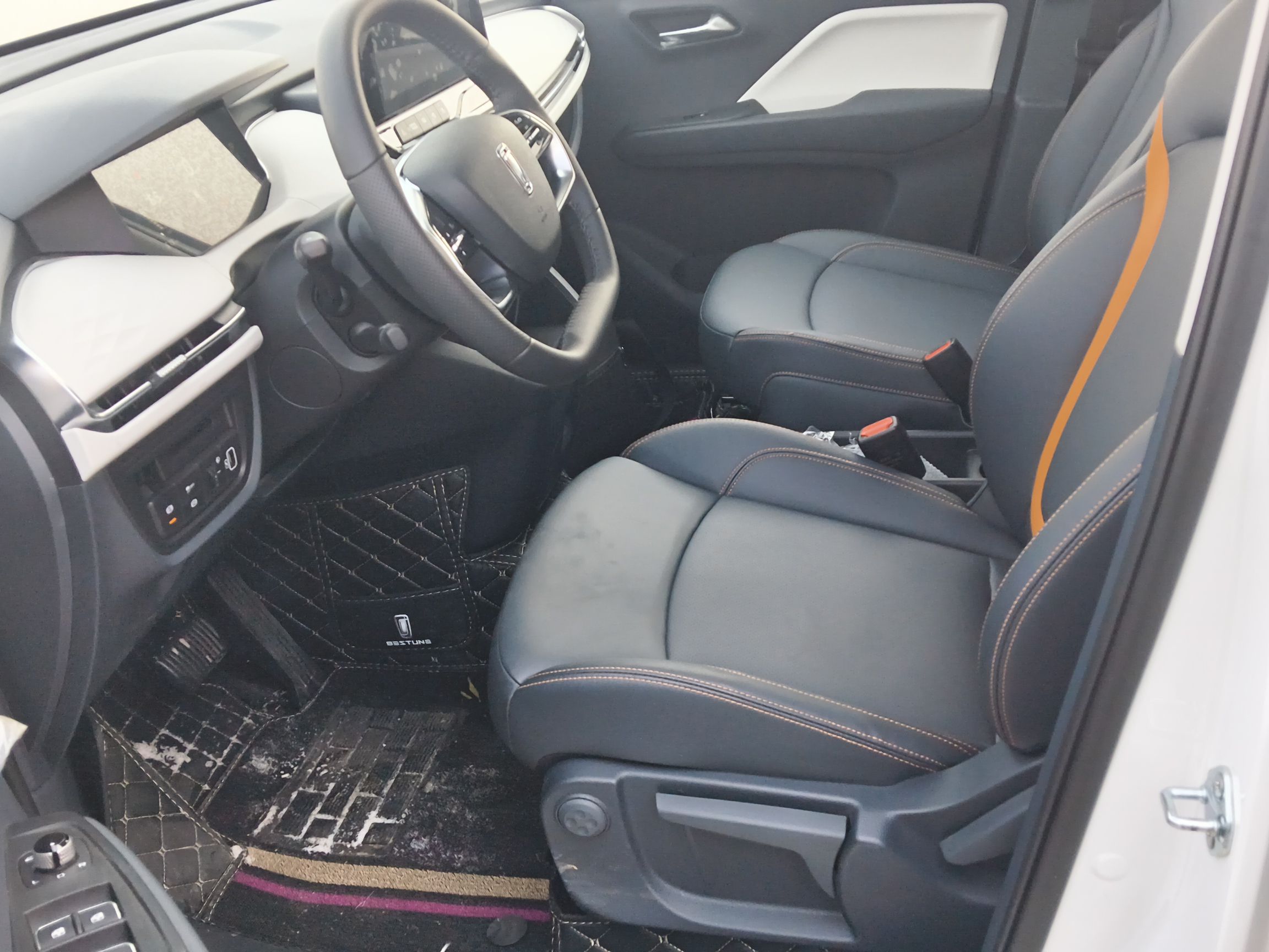 المقاعد الأمامية داخل السيارة