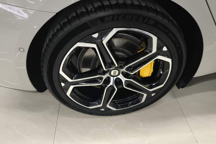 Used Xiaomi Auto SU7 2024 Four-Wheel Drive Ultra-Long Range Advanced Intelligent Driving Max Edition Right Rear Wheel Hub