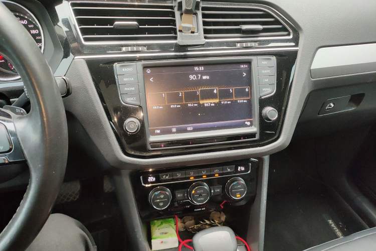 Used Volkswagen Tiguan L 2017 380TSI Automatic All-Wheel-Drive Luxury Edition Audio And AC Panel