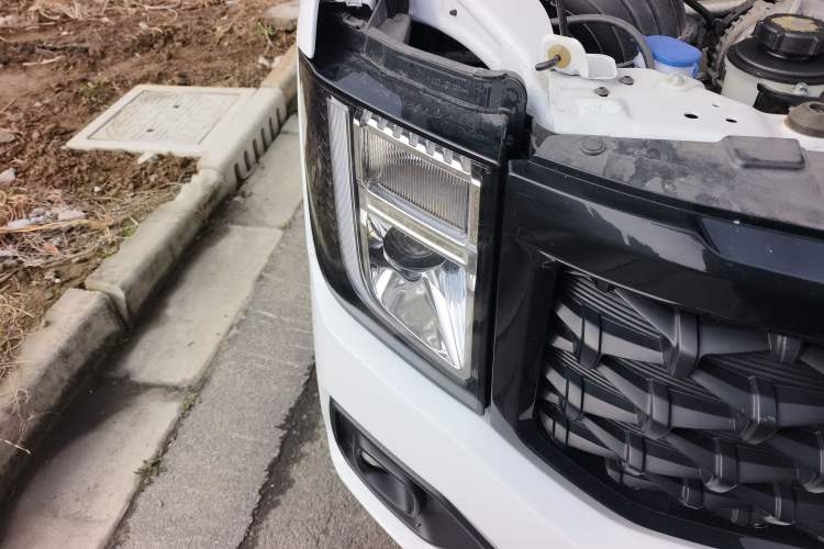 Used JMC Fushun 2023 2.0T Manual Mid-Drive Mid-Roof Commercial Multi-Purpose 7-Seater Passenger Vehicle Right Front Headlight