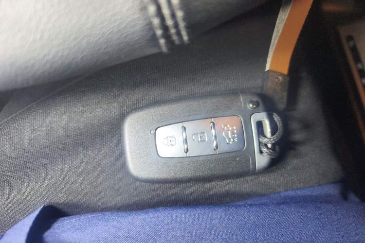 Used Kia Sorento 2012 2.4L Gasoline Luxury Edition Vehicle Key