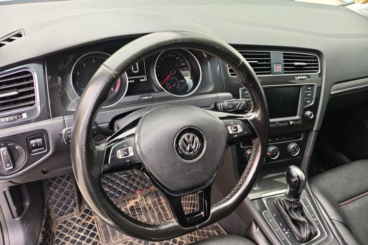 Used Volkswagen Golf 2017 1.6L Automatic Comfort Million-Vehicle Anniversary Edition Steering Wheel