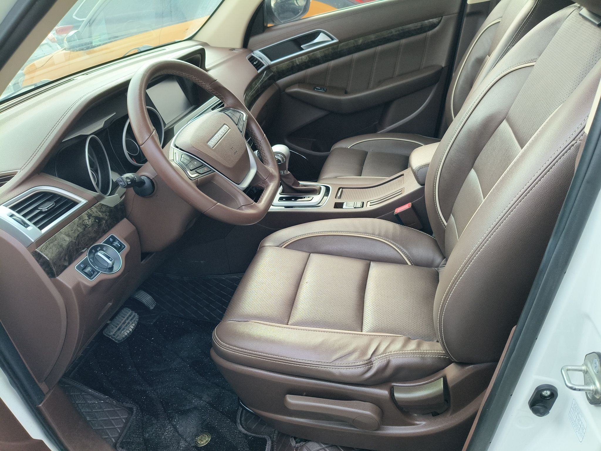 Переднее сиденье в автомобиле