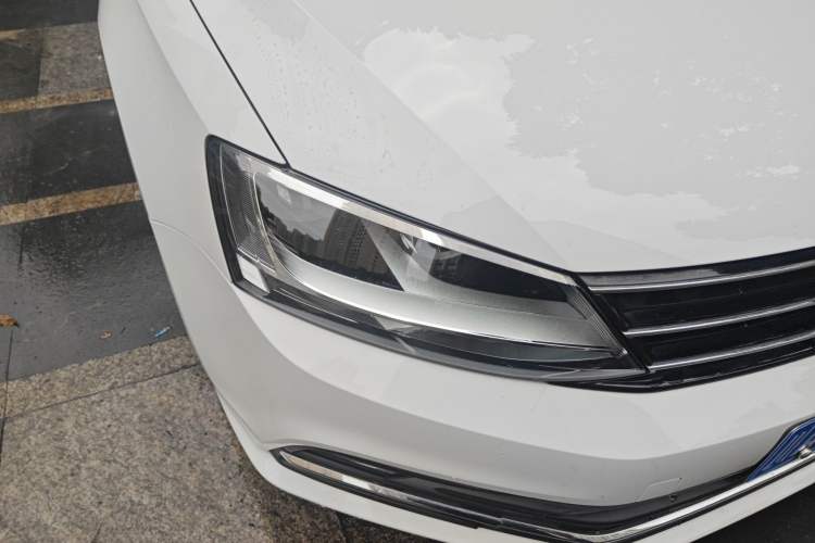 Used Volkswagen Sagitar 2017 230TSI Automatic Comfort Version Right Front Headlight