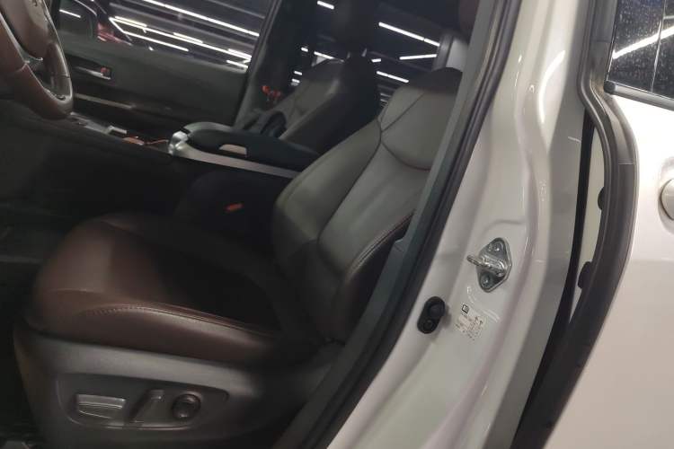 Used Toyota SIENNA 2023 2.5L Hybrid Platinum Edition Left Front Seat