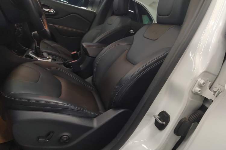 Used Jeep Cherokee 2016 2.4L Leading Edition
