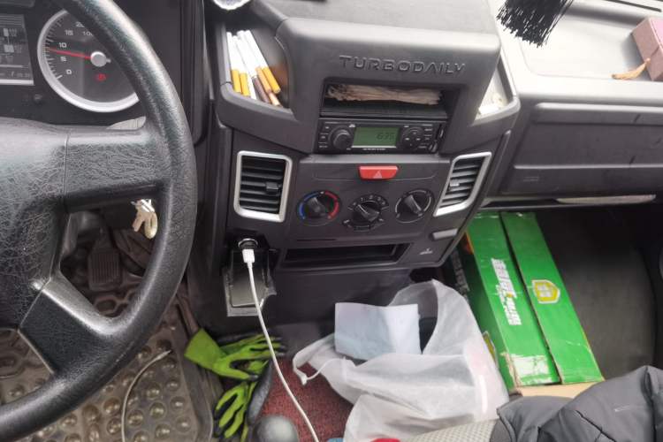 Used Iveco Daily 2021 2.5T A35 M1 Passenger Van 5-9 Seater Short Wheelbase Mid-Roof Design Dual Tires Manual Doors Audio And AC Panel