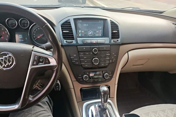 Used Buick Regal 2011 2.0L Comfort Edition Audio And AC Panel