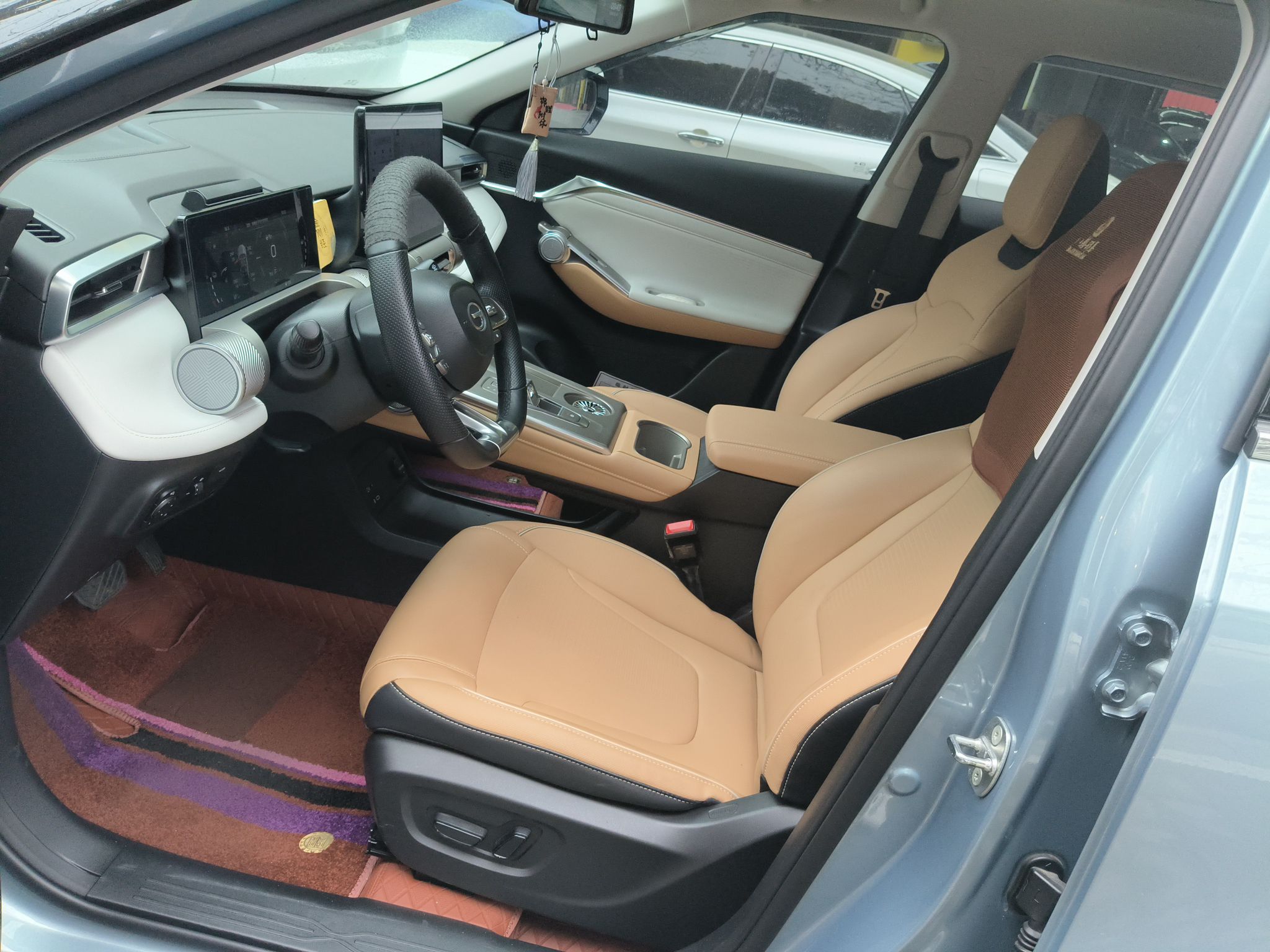 المقاعد الأمامية داخل السيارة