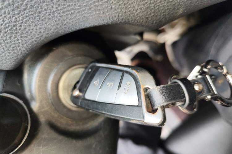 Used JMC Yusheng S350 2013 2.0T Manual Two-Wheel Drive Gasoline Ultra-Luxury 5-Seater Vehicle Key