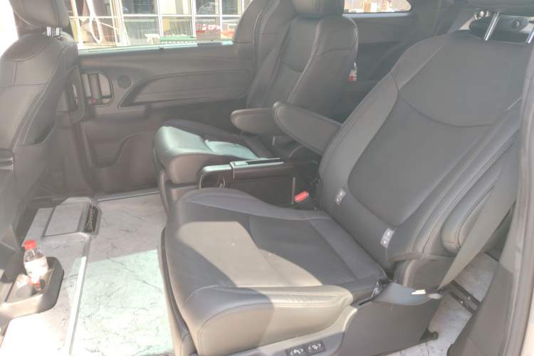 Used Toyota Sienna 2023 2.5L Hybrid Deluxe Edition