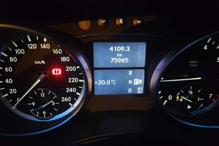 Used Mercedes-Benz R-Class 2014 R 320 4MATIC Business Model Odometer Close Up