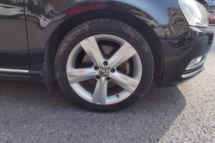 Used Volkswagen Magotan 2016 1.8TSI Luxury Comfort Model Right Front Wheel Hub