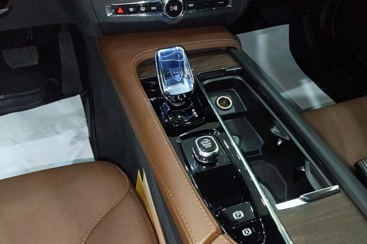 Used Volvo V90 2024 Cross Country B5 AWD Smart Range Edition
