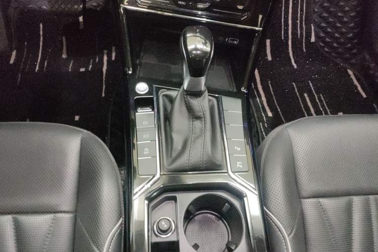 Used Volkswagen Passat 2023 Facelift 330TSI Luxury Edition Gear Lever