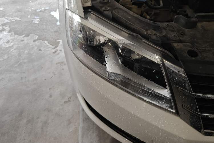 Used Volkswagen Gran Lavida 2013 1.6L Automatic Fashion Model Right Front Headlight