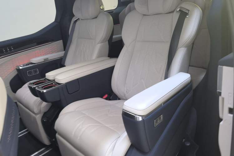 Used Zeekr 009 2024 Six-Seat Executive Version 4WD 108 kWh Left Rear Seat