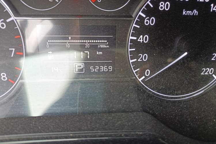 Used Nissan Tiida 2011 1.6L CVT Smart Version Odometer Close Up