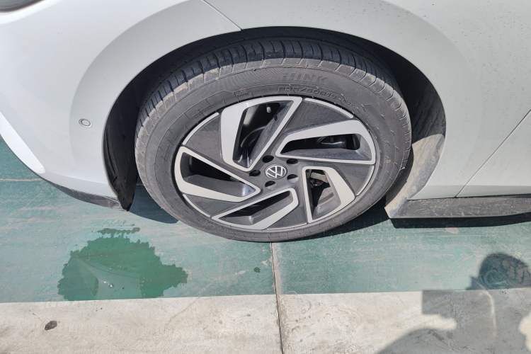 Used Volkswagen ID.7 VIZZION 2024 First Edition Left Front Wheel Hub