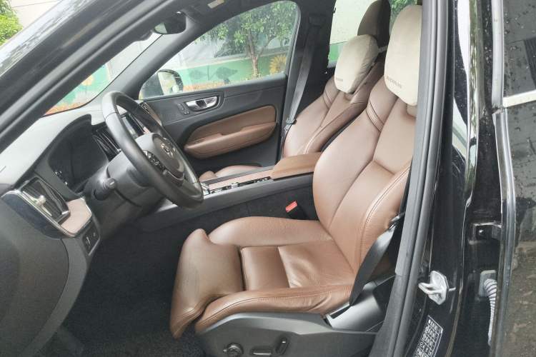 Used Volvo XC60 2022 B5 4x4 Smart Luxury Edition Left Front Seat