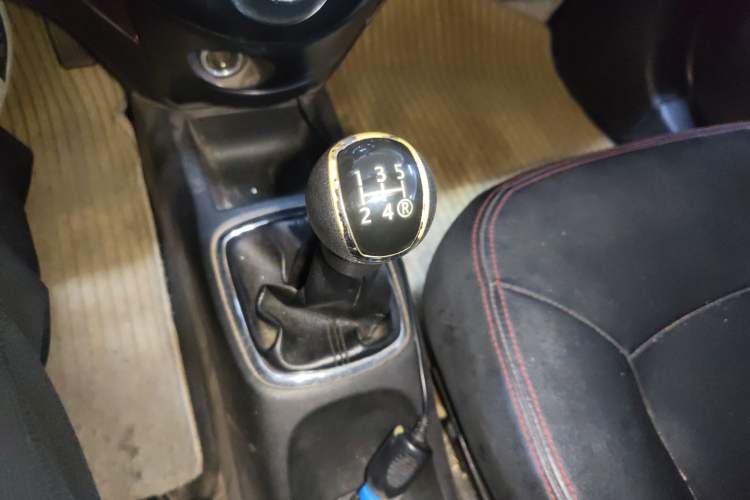 Used FAW Xiali N7 2013 1.3L Manual Luxury Model Gear Lever