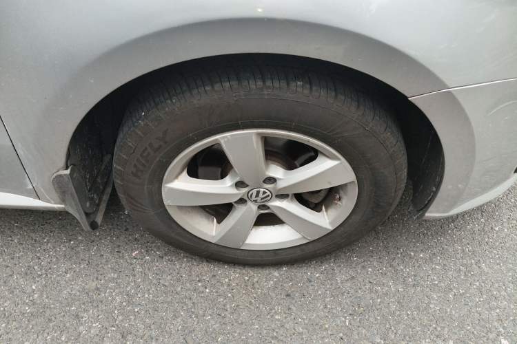 Used Volkswagen Lavida 2013 Revised Classic 1.6L Manual Fashion Edition Right Front Wheel Hub