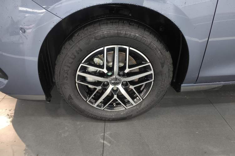 Used BYD Seal 05 DM-i 2025 DM-i Intelligent Drive 120KM Flagship Model Left Front Wheel Hub