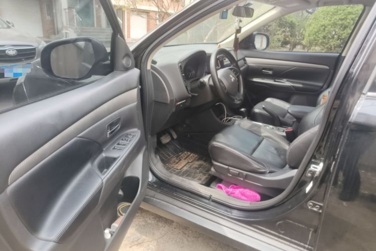 Used Mitsubishi Outlander 2014 2.4L 4x4 Deluxe Value Edition 5 Seats Driver Seat