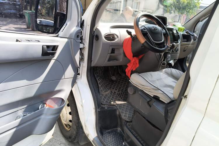 Used SAIC MAXUS Xintu V80 2019 2.5T Classic Model 6-Speed Manual Aotong Long Wheelbase Mid-Height 7-Seater