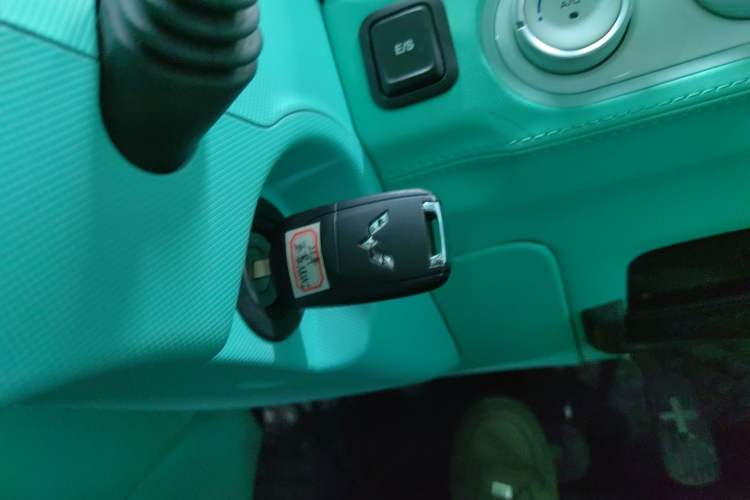 Used Wuling Hongguang MINIEV 2021 Macaron Sandwich Model 170 km Lithium Iron Phosphate Vehicle Key