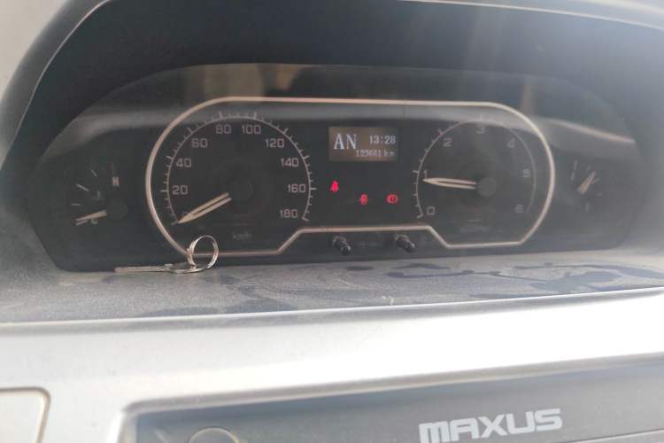 Used SAIC MAXUS Xintu V80 2017 2.5T AMT Aoyuntong National V Short Wheelbase Ultra-Low Roof 5/6/10-Seater
