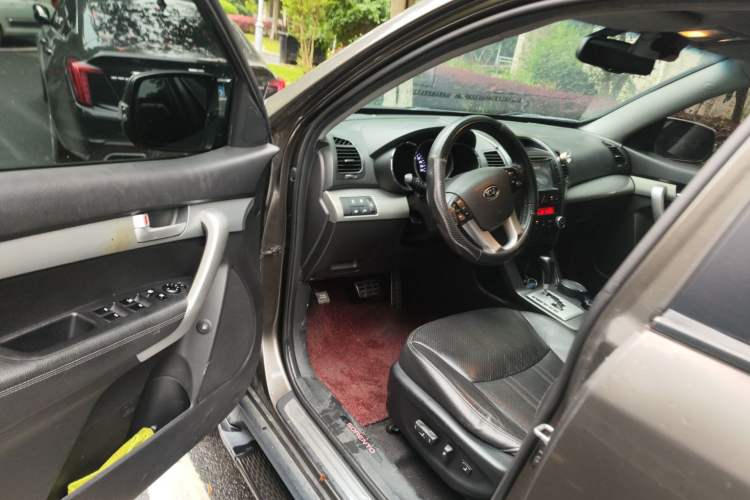 Used Kia Sorento 2012 2.4L Gasoline Supreme Edition Driver Seat