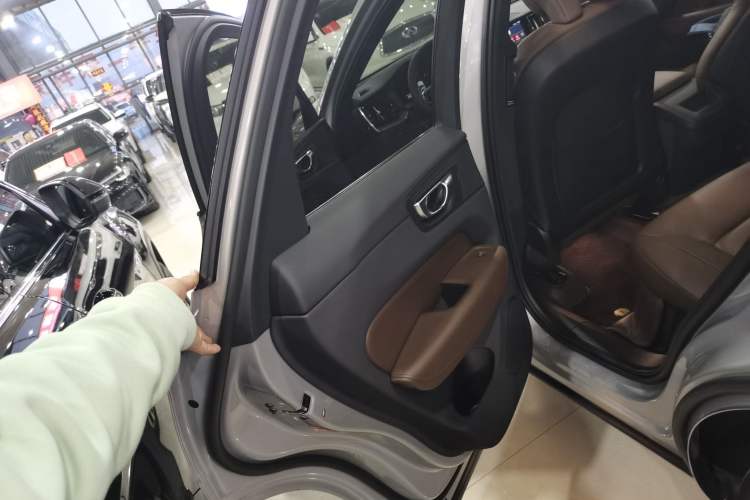 Used Volvo XC60 2023 B5 4x4 Smart Luxury Edition