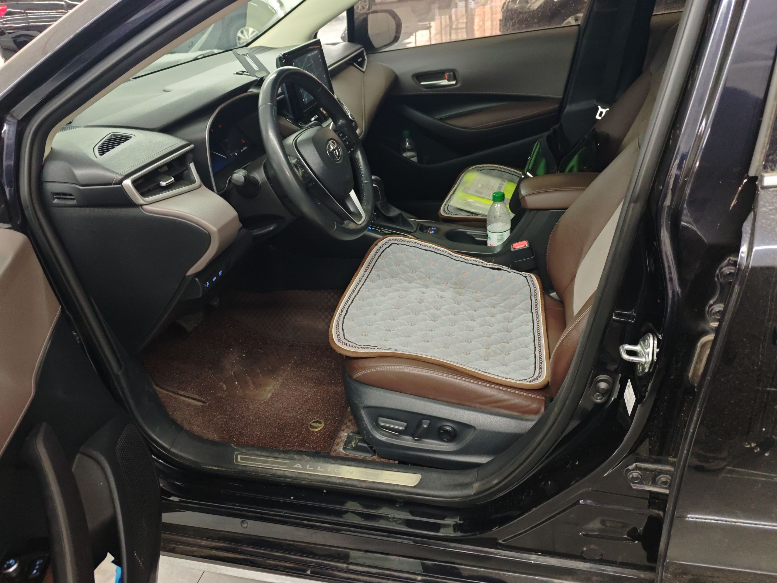 المقاعد الأمامية داخل السيارة