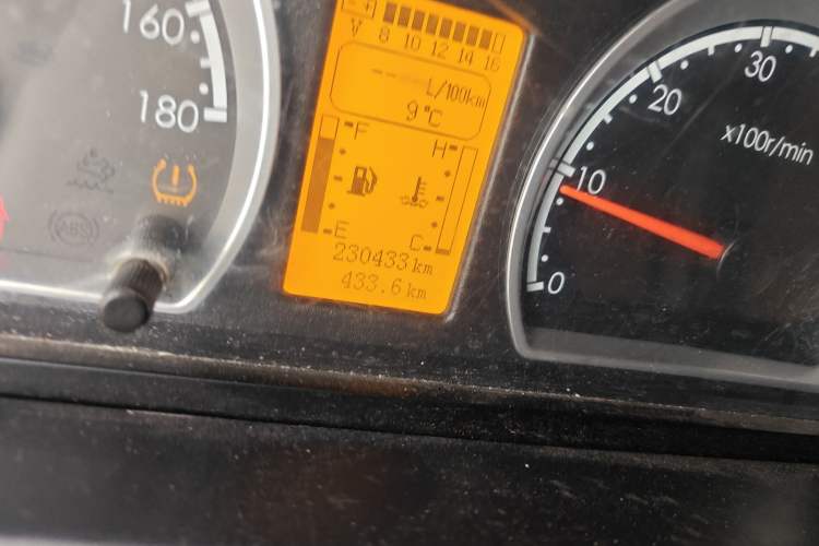 Used Dongfeng Yufeng 2021 2.3T Power King Front-Drive Logistics Van Long Wheelbase Mid-Roof 6–9 Seats China VI Standard M9T
