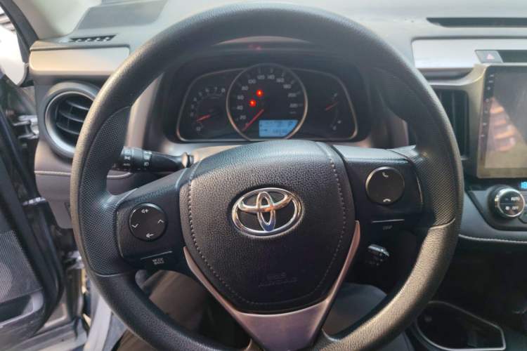 Used Toyota RAV4 2016 2.0L CVT Two-Wheel Drive Fashion Edition China V Standard
