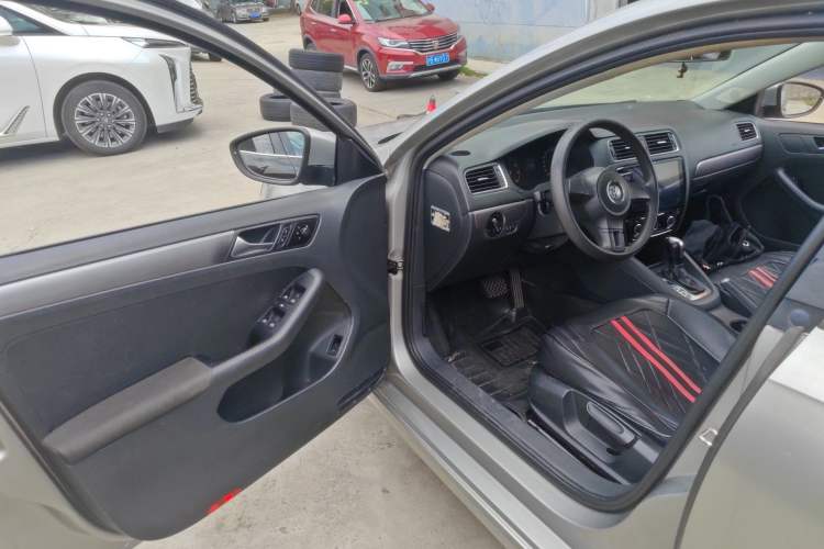 Used Volkswagen Sagitar 2012 1.6L Automatic Fashion Edition Driver Seat