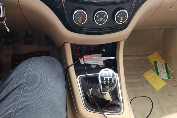 Used Baojun 730 2014 1.5L manual Comfort version 7 seats Gear Lever