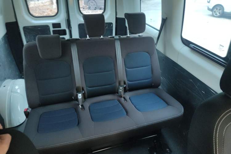 Used Iveco Eurocargo 2021 3.0T Automatic Chao Rui Short Wheelbase Low-Roof Side-Sliding Door F1C