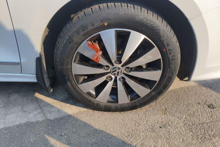 Used Volkswagen Sagitar 2015 230TSI Automatic Luxury Model Right Front Wheel Hub