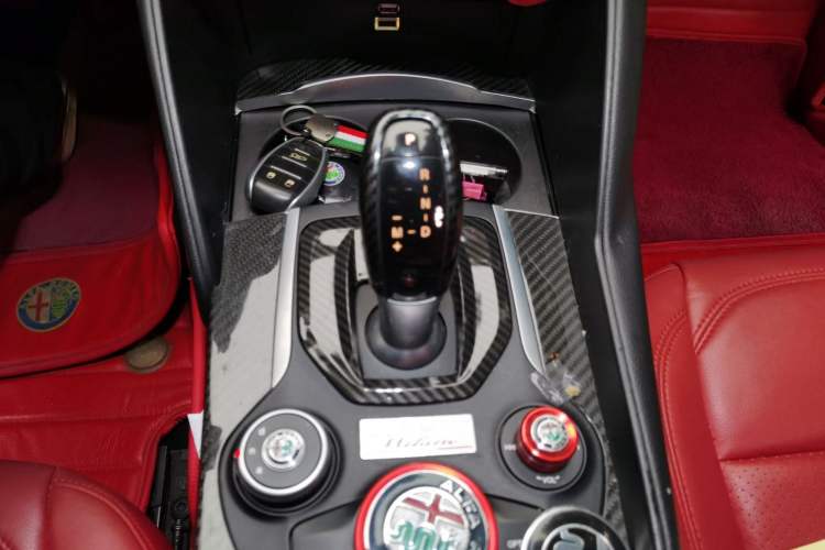 Used Alfa Romeo Giulia 2017 2.0T 200HP Luxury Edition Gear Lever