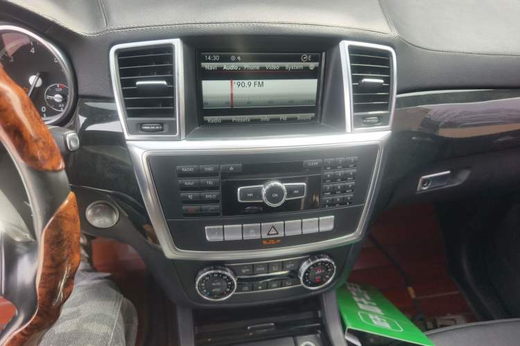 Used Mercedes-Benz GL-Class 2014 GL 350 CDI 4MATIC Audio And AC Panel