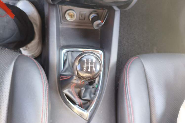 Used CHANGAN KAICHENG Oushang A600 2016 1.5L Manual Luxury 7-Seater Gear Lever