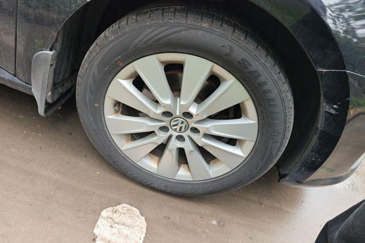 Used Volkswagen Lavida 2013 Restyled Classic 1.6L Manual Comfort Edition Right Front Wheel Hub